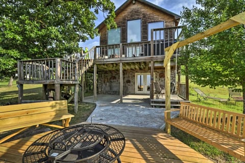 Rustic Lamar Cabin with Deck and Private Hot Tub House in Arkansas