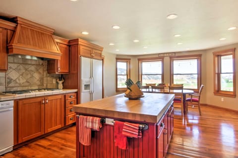 Custom Home with Decks in Boulder! Gateway to Parks! House in Capitol Reef