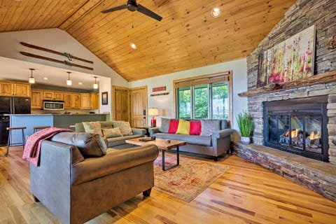 Cabin with Hot Tub and Mountain Views, Less Than 5 Mi to Boone House in Watauga