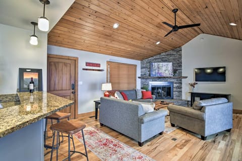 Cabin with Hot Tub and Mountain Views, Less Than 5 Mi to Boone House in Watauga