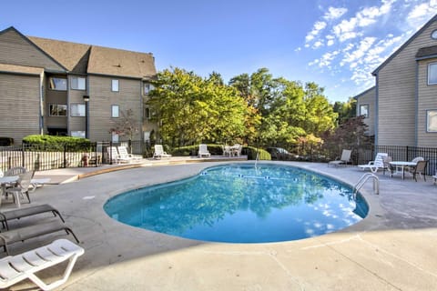 Indoor and Outdoor Pool Access! Condo 3 Mi to GSMNP Apartment in Gatlinburg