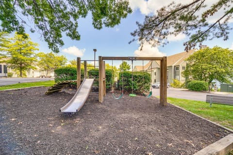 Indoor and Outdoor Pool Access! Condo 3 Mi to GSMNP Apartment in Gatlinburg