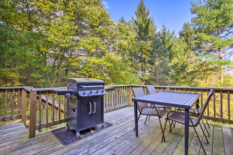 Pine Retreat Cabin with Deck, Hot Tub and Pond! Casa in Falls Township