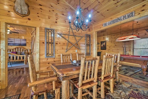 Sevierville Cabin with Outdoor Kitchen and Hot Tub! House in Pigeon Forge