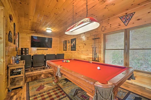 Sevierville Cabin with Outdoor Kitchen and Hot Tub! House in Pigeon Forge