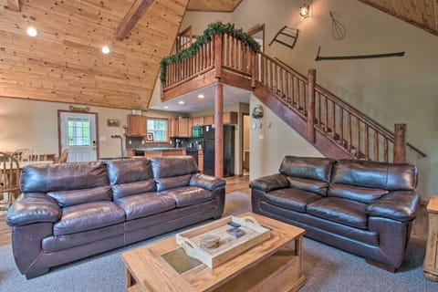 Lake Harmony Resort House with Fire Pit and Deck Casa in Hickory Run State Park