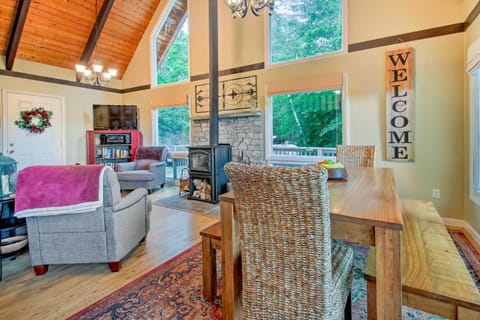 Conway Area Chalet with Mountain Views and Fire Pit! Maison in Madison
