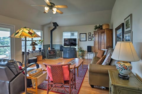 Austin Home with 2 Furnished Decks Near 2 Lakes! Casa in Lake Austin