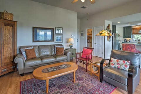 Austin Home with 2 Furnished Decks Near 2 Lakes! Casa in Lake Austin
