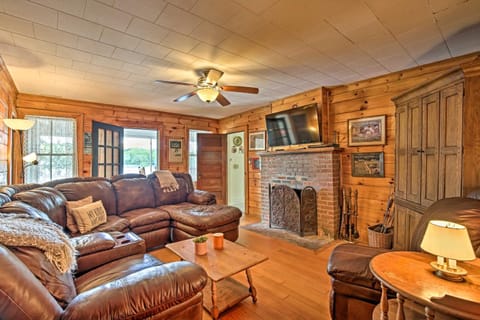 Renovated Lakefront House with Dock Pets Welcome! Haus in Lake Buel