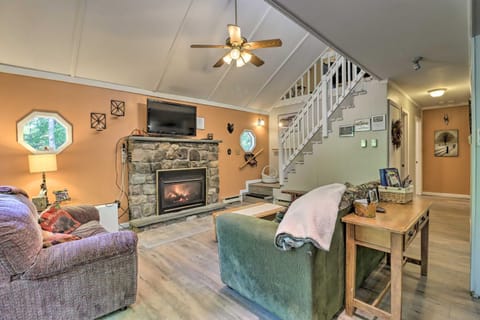 Cabin with Fire Pit and Decks - Walk to Lake Harmony! Casa in Kidder Township