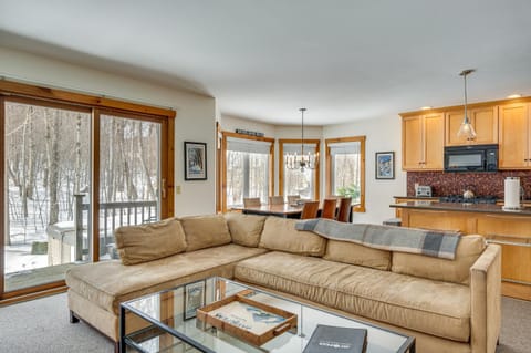 Ski-In Resort Family Condo with Deck at Jay Peak! Copropriété in Jay