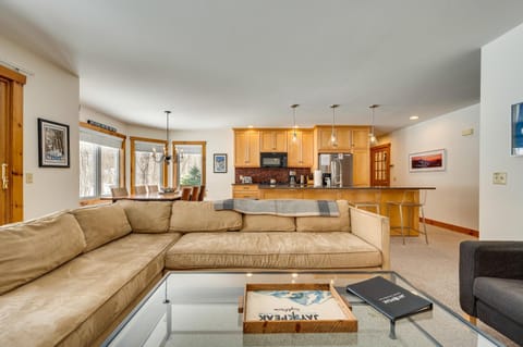 Ski-In Resort Family Condo with Deck at Jay Peak! Copropriété in Jay