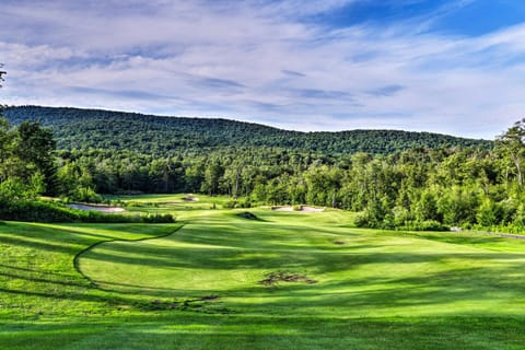 Ski-In Resort Family Condo with Deck at Jay Peak! Copropriété in Jay