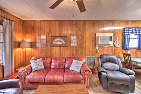 Devils Fork Resort Cabin with Designated Boat Slip! Casa in Greers Ferry Lake