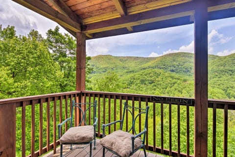 Breathtaking Great Smoky Mountains Retreat with Deck! Casa in Ivy Hill