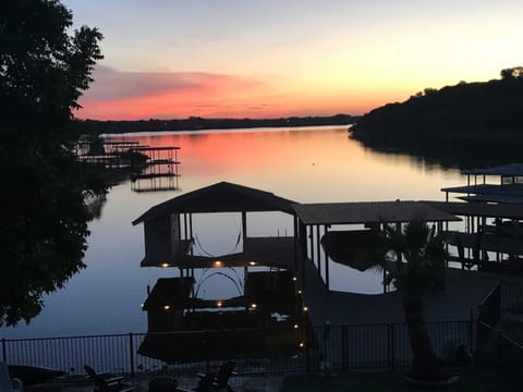 Lakefront Granbury Home with Dock, Decks and Hot Tub! Casa in Granbury