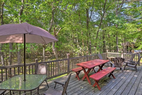 Lake Harmony House with Deck and Big Boulder Views! Casa in Hickory Run State Park
