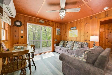 Cozy Carp Lake Cottage with Dock, 4 Kayaks and Fire Pit Casa in Carp Lake