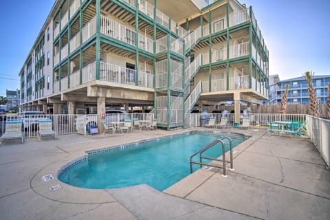 Oceanfront Gulf Shores Condo about 2 Mi to The Hangout Apartment in West Beach