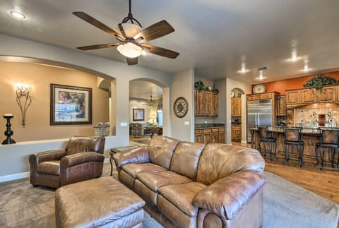 Lux Gilbert Home w/Pvt Heated Pool+Putting Green! Casa in Gilbert
