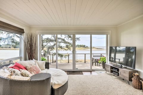 Waterfront Seaside Beach Home with Views and Hot Tub! House in Seaside