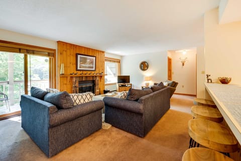Riverfront Lincoln Condo with Pool Mins to Loon Mtn Condo in Woodstock