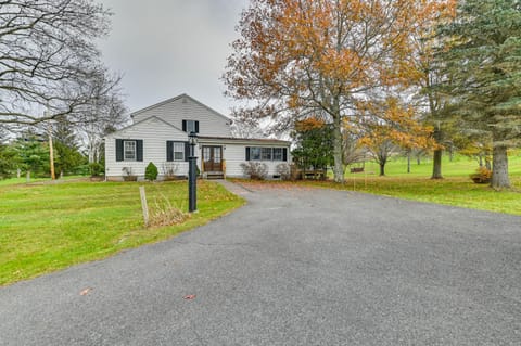 Luxe Windham Getaway with Hot Tub Near Golf! House in Windham