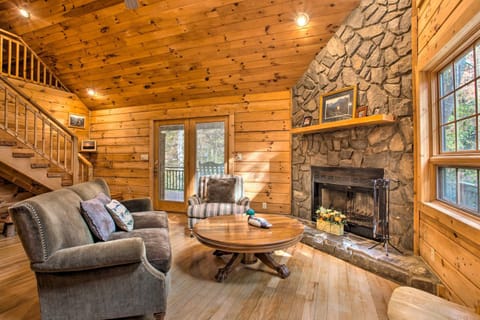 Storybook Bryson City Cabin on Stream with Hot Tub! Casa in Swain County