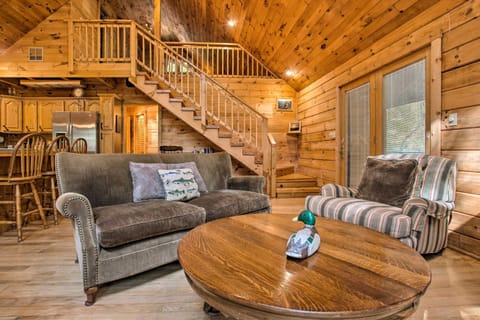 Storybook Bryson City Cabin on Stream with Hot Tub! Casa in Swain County