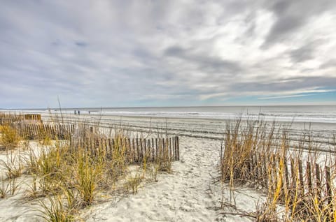 North Myrtle Beach Condo with Boardwalk Beach Access Appartement in Atlantic Beach