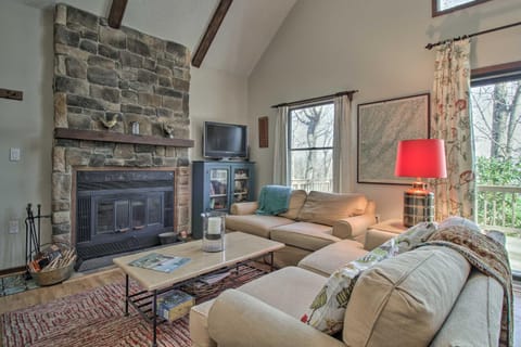 Cozy Wintergreen Cabin Near Mountain Inn and Slopes! Haus in Massies Mill