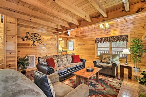 Pigeon Forge Cabin with Hot Tub 2 Mi to the Strip Casa in Pigeon Forge