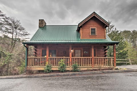 Pigeon Forge Cabin with Hot Tub 2 Mi to the Strip Haus in Pigeon Forge