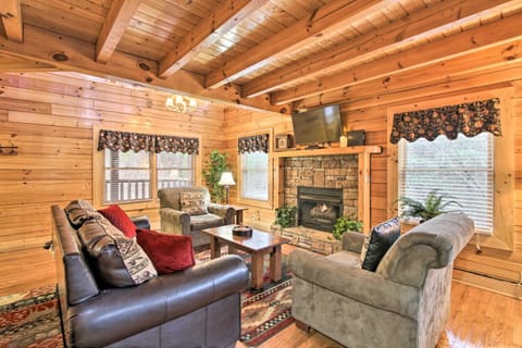 Pigeon Forge Cabin with Hot Tub 2 Mi to the Strip Haus in Pigeon Forge