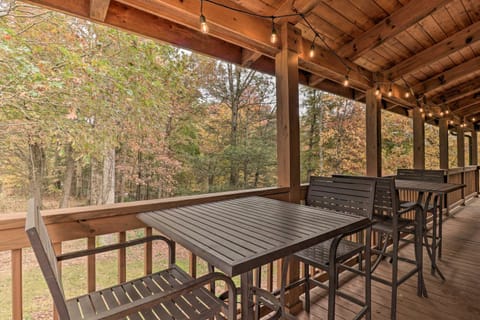 Whits End Smoky Mtn Home with Hot Tub, Views House in Tennessee