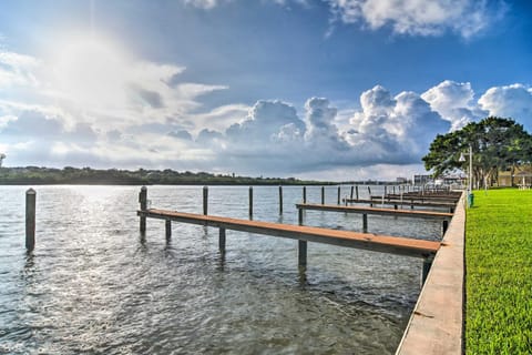 Indian Shores Condo with Dock and Beach Access! Eigentumswohnung in Indian Shores