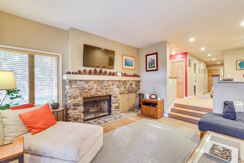 2 Mi to Diamond Peak! Corner-Unit Condo with Hot Tub Apartment in Incline Village