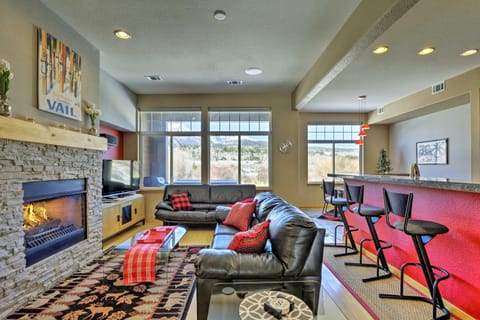 Silverthorne Townhome with Hot Tub and Mountain Views! Casa in Silverthorne
