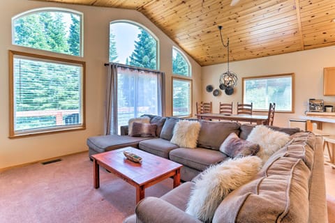 Truckee Cabin with Forest Views and Central Location! Maison in Truckee