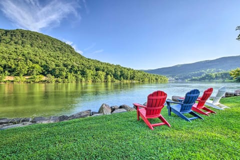 Cozy Cabin on Tenn River - 10 Mi to Chattanooga! House in Chattanooga