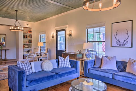 Beautiful Hill Country Cottage - Walk to Downtown! Haus in Comfort