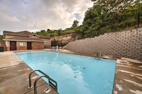 Cozy Condo with Pool Access in the Heart of Branson! Apartment in Branson