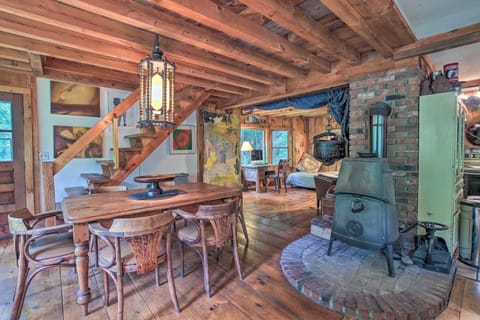 The Mill River Cabin with Fireplace and River View! Maison in New Marlborough