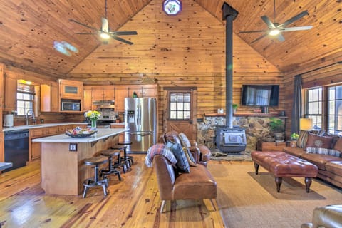 Luxury Log Cabin with 5 Private Acres and Hot Tub! House in Garland County