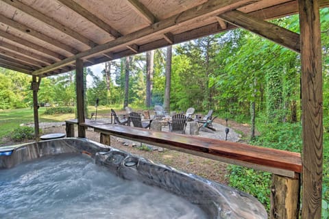 Luxury Log Cabin with 5 Private Acres and Hot Tub! House in Garland County