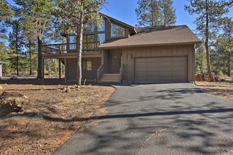 Sunriver Home with Hot Tub and 8 SHARC Passes House in Sunriver