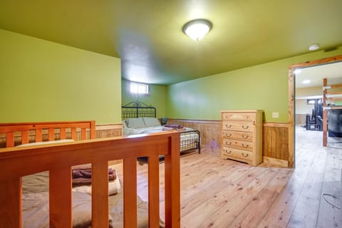 West Dover Cabin with Game Room, 4 Mi to Mt Snow! Maison in Dover
