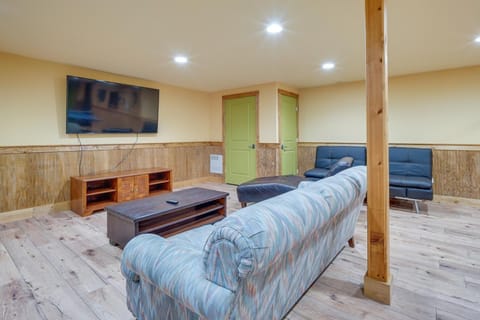 West Dover Cabin with Game Room, 4 Mi to Mt Snow! Maison in Dover