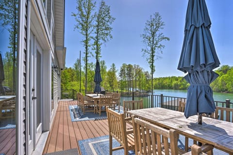 Waterfront Lake Anna Home with Dock, Beach and Kayaks! Haus in Lake Anna